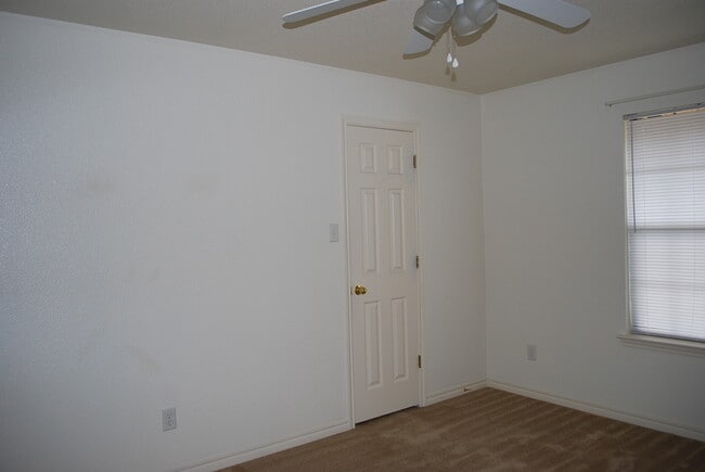 Building Photo - 910 Crymes Ln
