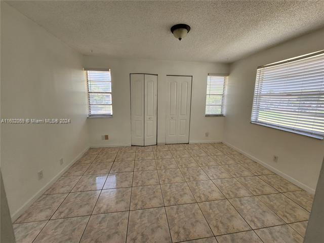 Building Photo - 9962 Twin Lakes Dr