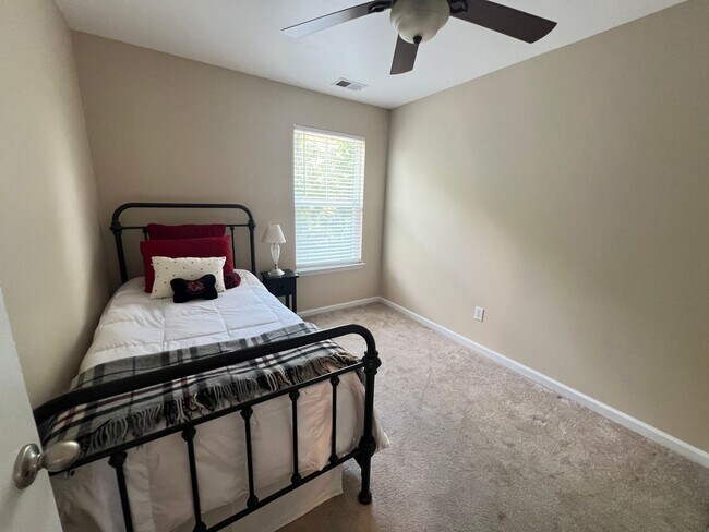 Building Photo - 3 Bedroom 4 Bath Townhouse in Bolton's Lan...