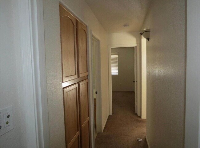 Building Photo - "Well-Kept 3 Bedroom 2 bathroom Villa Chap...