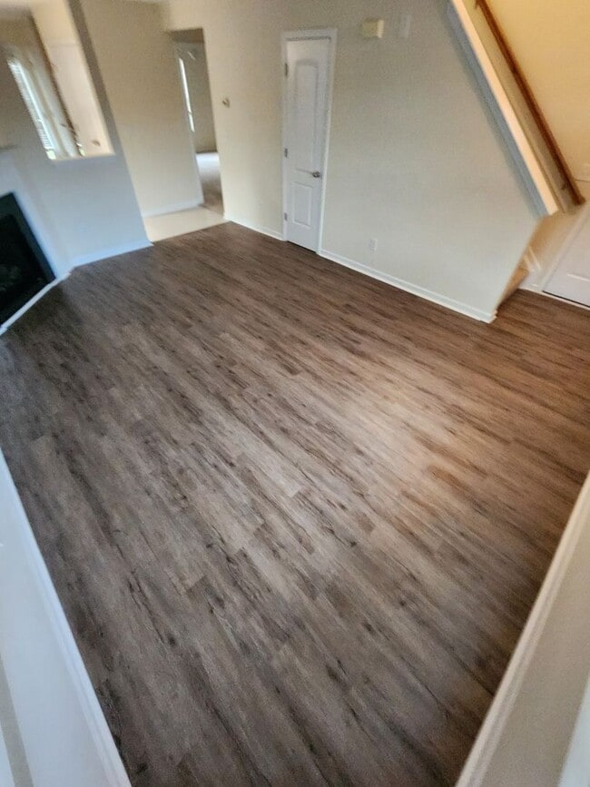 Building Photo - Four Bedroom Home!