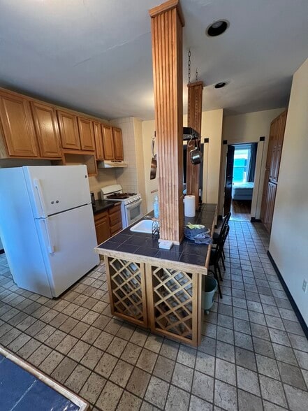 Kitchen - 854 Sumner Ave