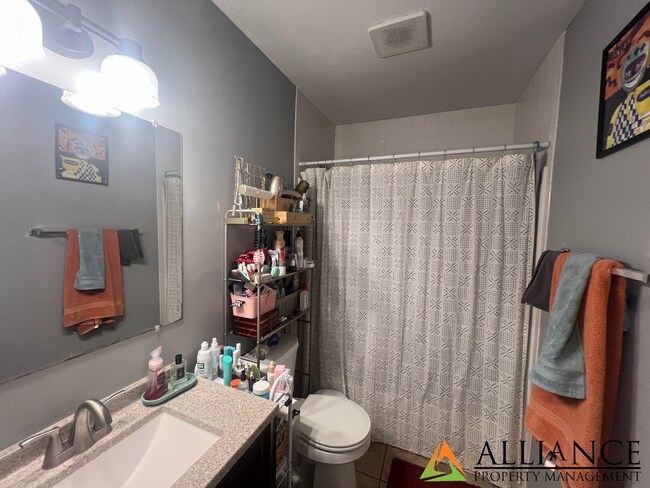 Building Photo - 530 Bluemont Ave