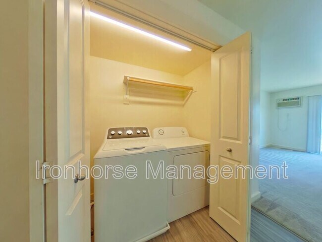 Building Photo - 807 W Villard St