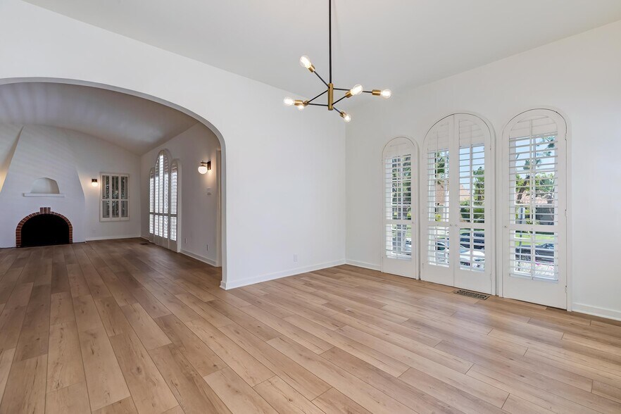 Arched windows - 119 N Almont Dr