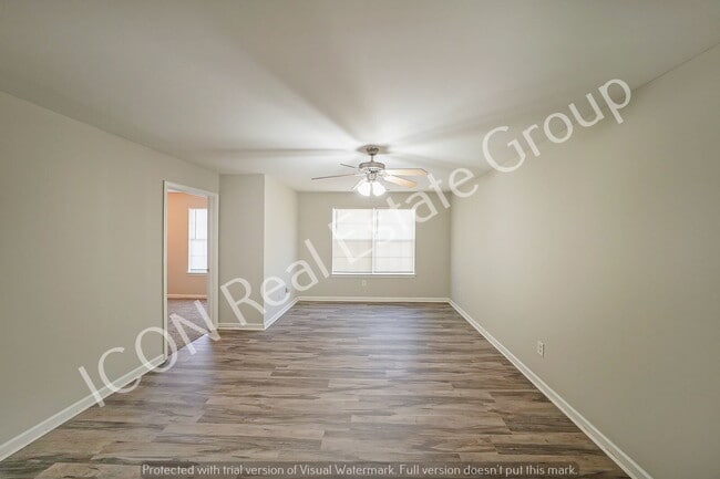Building Photo - 3/2 Ground Floor apartment with new floori...
