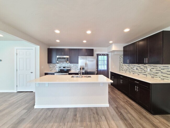 Building Photo - $2,350- 3 Bed / 2 Bath Beautiful Newer Bui...