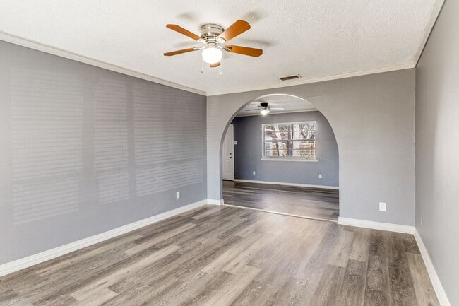 Building Photo - Spacious 4 Bed, 2 Bath Single-Story Gem in Dallas' Pleasant Grove – Move-In Ready and Available Now!