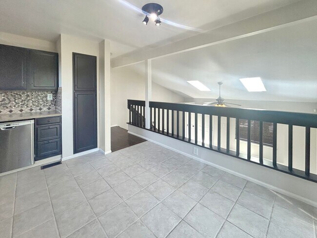 Building Photo - $0 DEPOSIT OPTION. DESIRABLE DAKOTA STATION SPLIT-LEVEL HOME WITH 3 BEDROOMS, 2 BATHS, AND SPACIO...