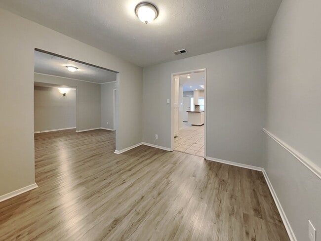 Building Photo - Charming 3-Bed, 2-Bath Home with Pool in Grand Prairie