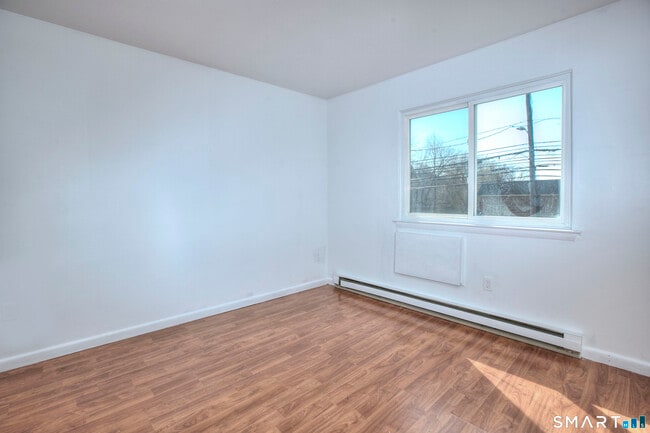 Building Photo - 638 Cove Rd