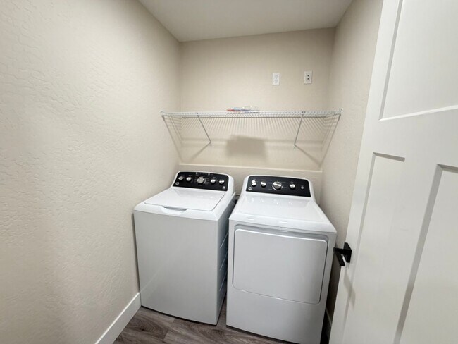 Building Photo - Brand New Hayden Townhome