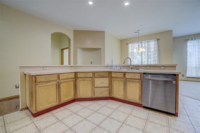 Building Photo - 913 Elm Creek Dr