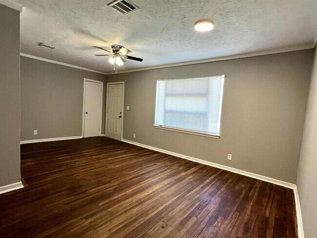 Building Photo - 9529 Chesterfield Dr