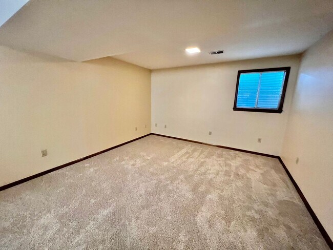 Building Photo - Beautiful 4 Bed, 2 Bath House in South Fort Collins! Avail. June 10th!