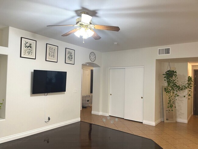 Building Photo - Remodeled, first floor 1428 sq ft, 2 bed+ ...