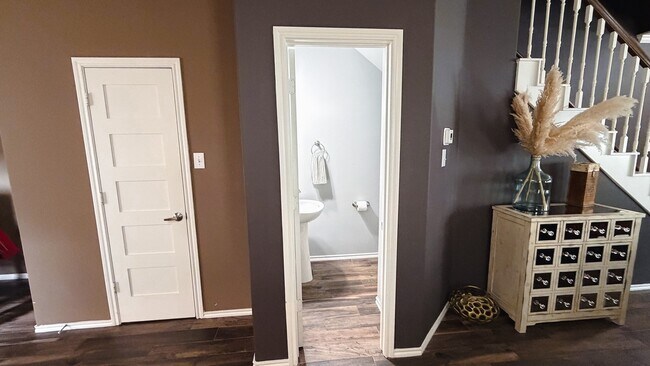 Building Photo - 1909 Kemah Village Dr