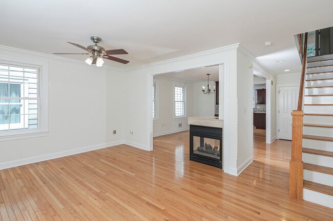 Building Photo - 35 Maple St