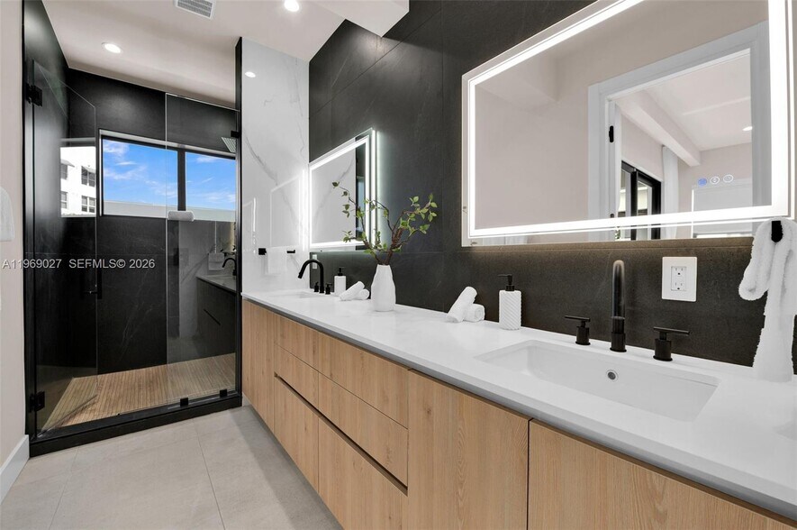 Building Photo - 920 NE 17th Ave