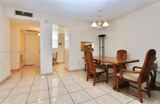 Building Photo - 2851 Leonard Dr