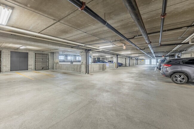 Building Photo - 811 W 15th Pl