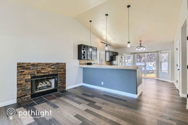 Building Photo - 193 1375 N