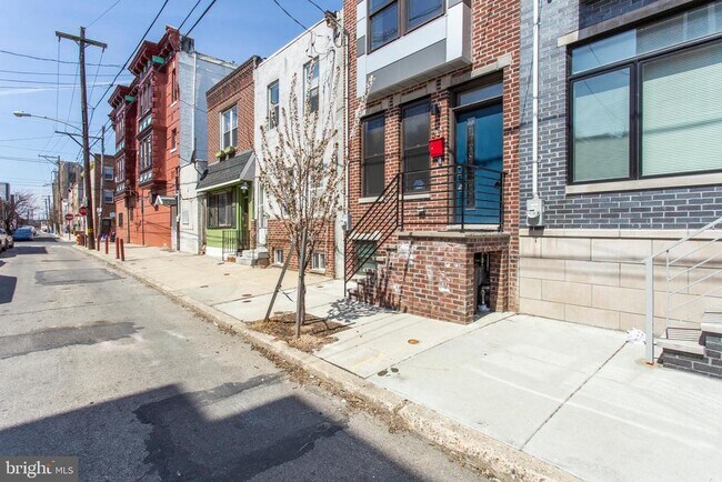 Building Photo - 631 Dudley St
