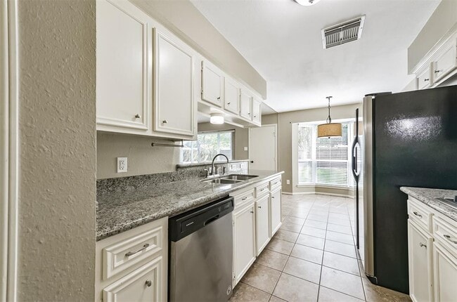 Building Photo - 5347 Lincoln Green Dr