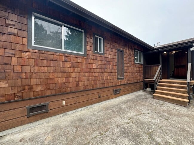 Building Photo - 2437 Ridgewood Dr