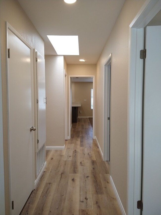 Building Photo - ALL UTILITIES INCLUDED! 3 Bed / 1 Bath Remodeled Condo/Duplex at Tanglewood