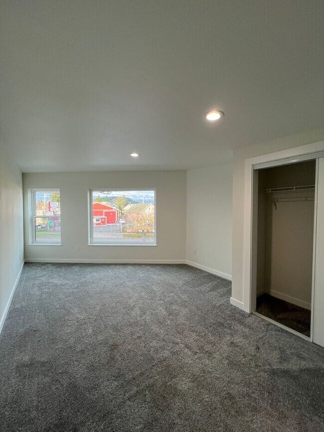 Building Photo - Professional Photos Coming Soon!