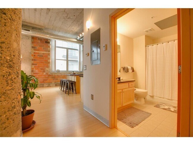 Building Photo - 521 S 7th St