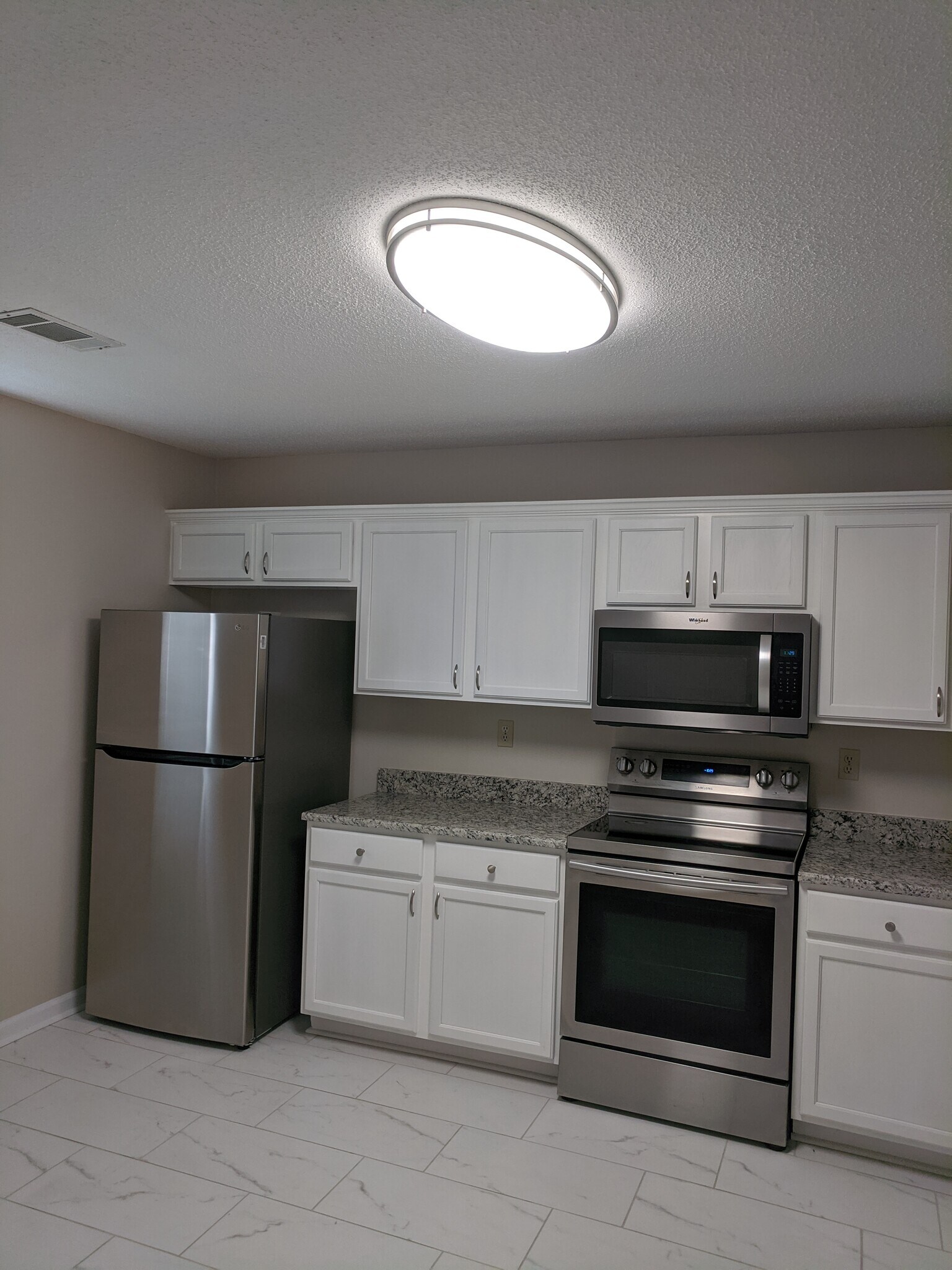 Building Photo - 7746 Shadowland Dr