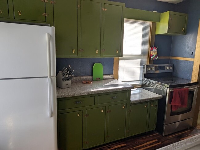 Building Photo - 772 Hillview Ave