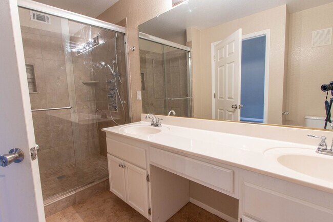 Building Photo - SPECTACULAR 2BED/2BATH CONDO IN HENDERSON!