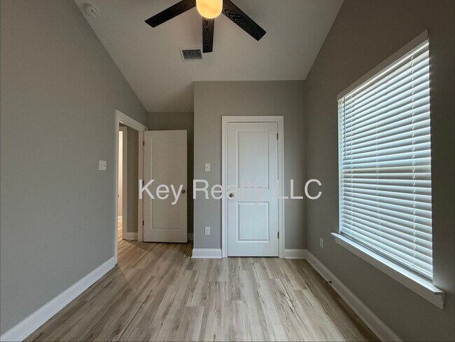 Building Photo - 3211 Stimson Ave
