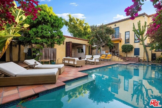 Building Photo - 2223 Cloverfield Blvd