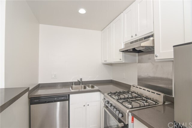 Building Photo - 121 S Elm Dr