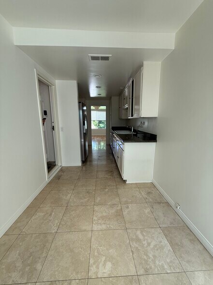Building Photo - 1700 Palisades Dr