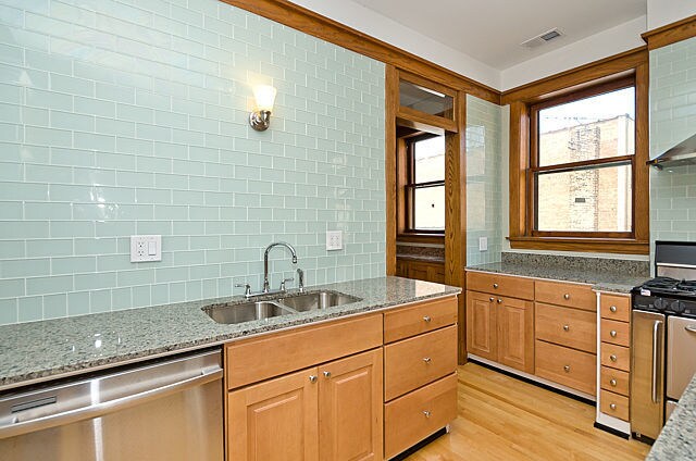 Building Photo - 5825 N Kenmore Ave