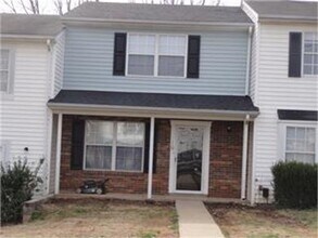 Building Photo - 2 Bed / 1.5 Bath