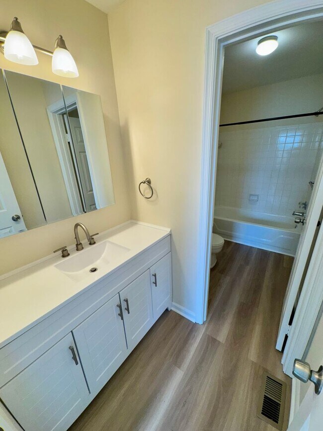 Building Photo - LYNBROOK LANDING