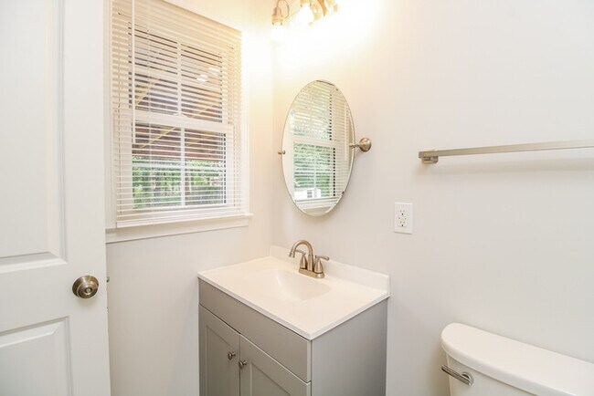 Building Photo - 2631 Hillway Dr