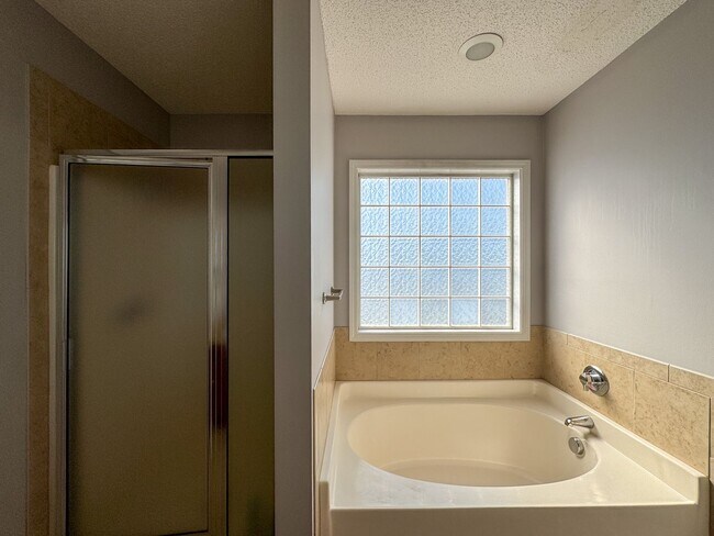 Building Photo - Beautiful 4 Bed 2.5 Bath Home with Fenced Backyard