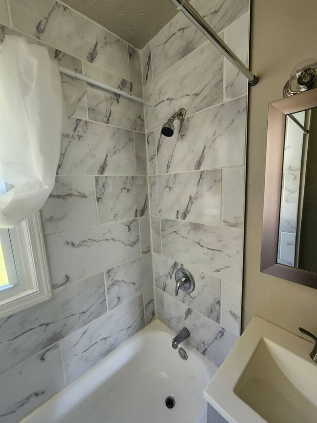 Building Photo - Charming 3-Bedroom Property in Prime Location