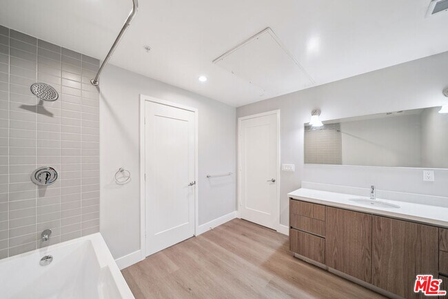 Building Photo - 1223 Hayworth Ave