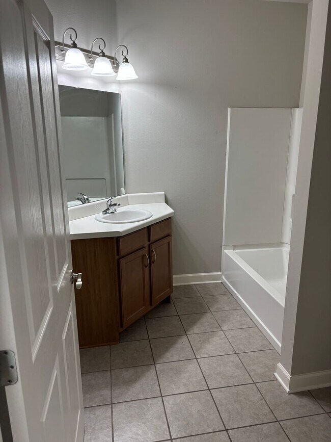 Building Photo - 2 Bedroom, 2 Bath condo in Oxford
