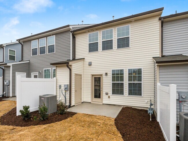 Building Photo - Beautiful 3 bedroom, 2.5 bath townhome in Shephard's Square!