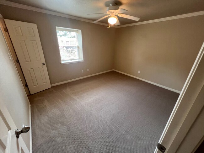 Building Photo - 1500 East Side Dr