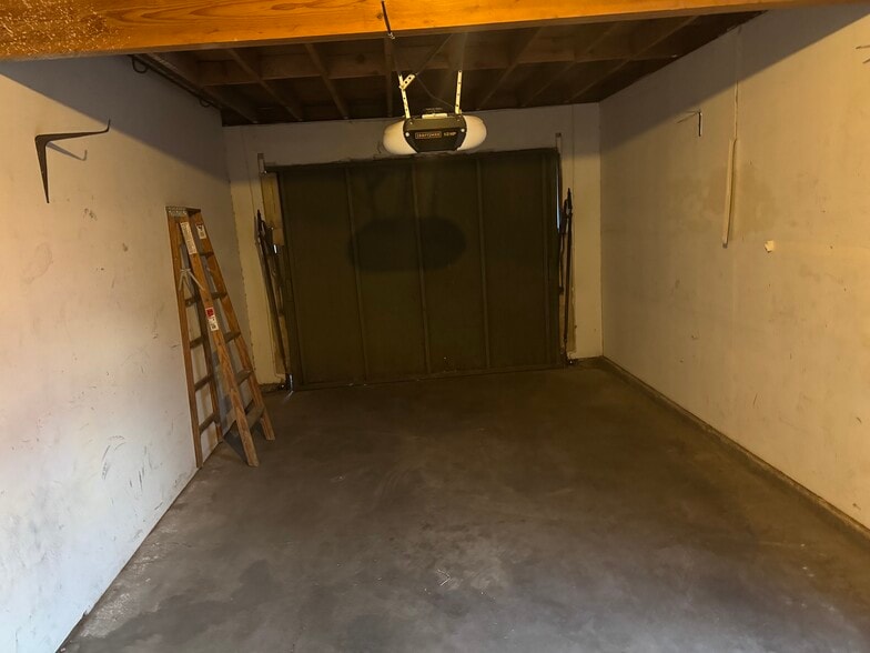 Building Photo - 5060 Village Dr